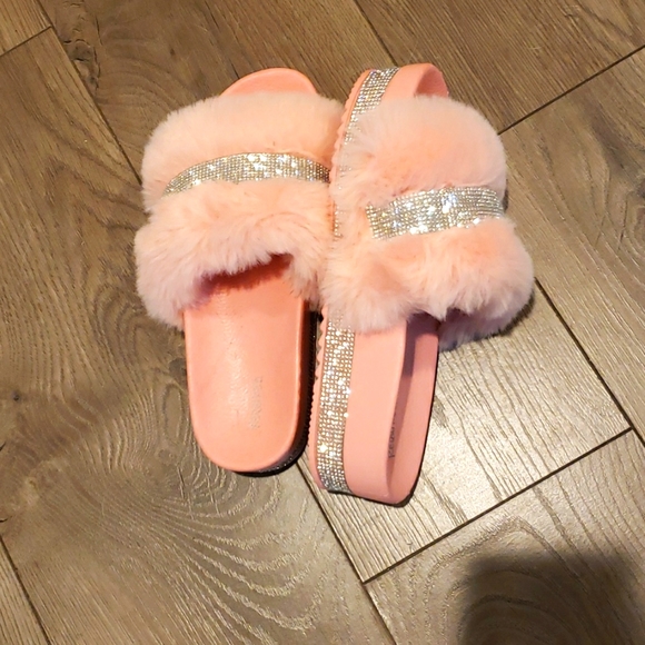 Super bling fuzzy platform sliders. Size 7 - Picture 1 of 4